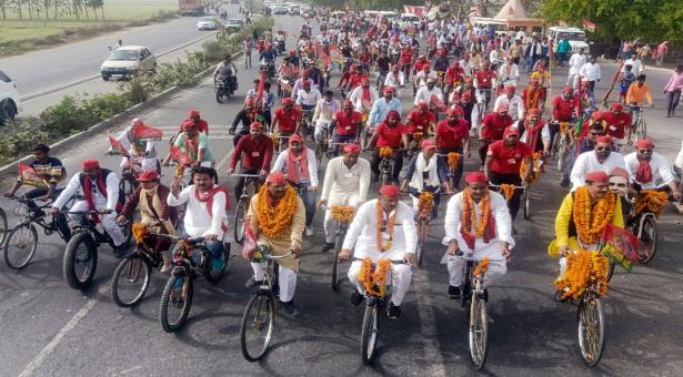 भाजपा सरकार द्वारा किये जा रहे उत्पीड़न के विरोध में चल पडी है समाजवादी पार्टी की साइकिल